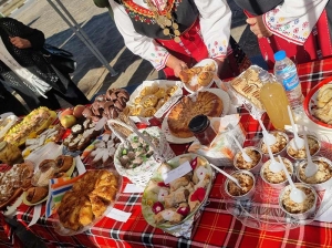 Бонбони &bdquo;бригадейро&rdquo;, кюфтета с ябълки, ватрушки и  сангрия опитаха на кулинарен фестивал в с. Михалци