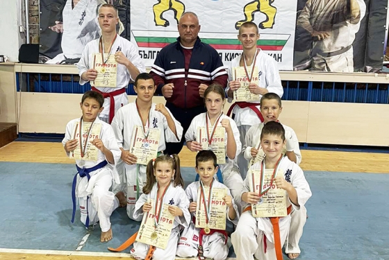 Четири златни медала за каратистите от Бургас