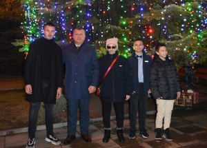 Отличниците на Павликени запалиха светлините на коледната елха