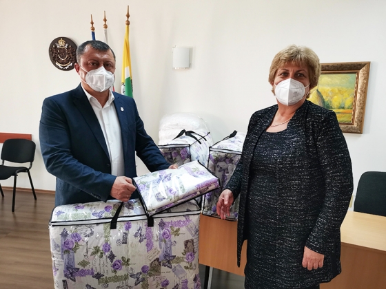 Инж. Емануил Манолов дари комплекти завивки и спално бельо за МБАЛ-Павликени