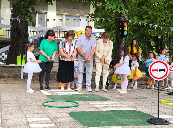 Нова площадка по безопасност на движението беше открита в двора на ДГ &bdquo;Детски свят&ldquo; в с. Долна Липница