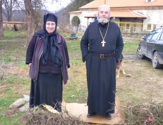 Кметът на Павликени дари 100 корена рози на Марянския манастир