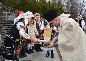 На Иванови влачуги в с. Караисен окъпаха младоженци за здраве