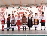Дефилето на народната носия в Недан събра 49 автентични премени от павликенския край