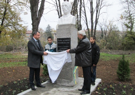 Бюст-паметник на Атанас Хаджиславчев откриха в Павликени  