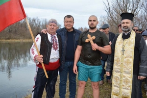 Тодор Балканджиев извади богоявленския кръст в община Павликени